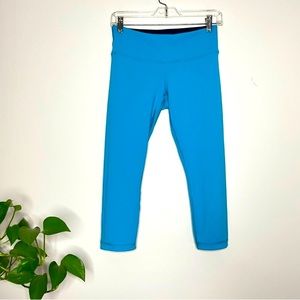 🌺Lululemon reversible navy/blue Capri leggings (6) EUC